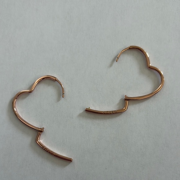 Rose Gold tone Heart shaped Hoop Earrings NWOT BRAND new never worn. Chic! - Picture 5 of 5